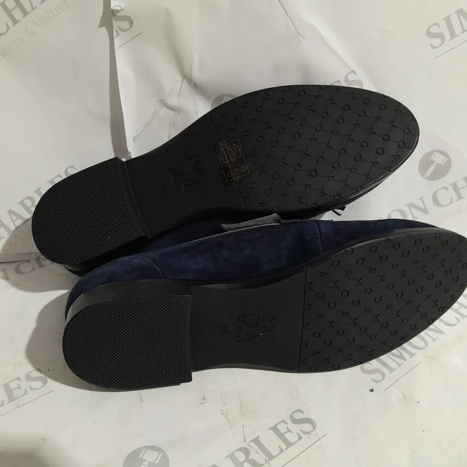 PAIR OF MODA IN PELLE ENLEENA WIDE SUEDE LOAFERS IN NAVY SIZE 6