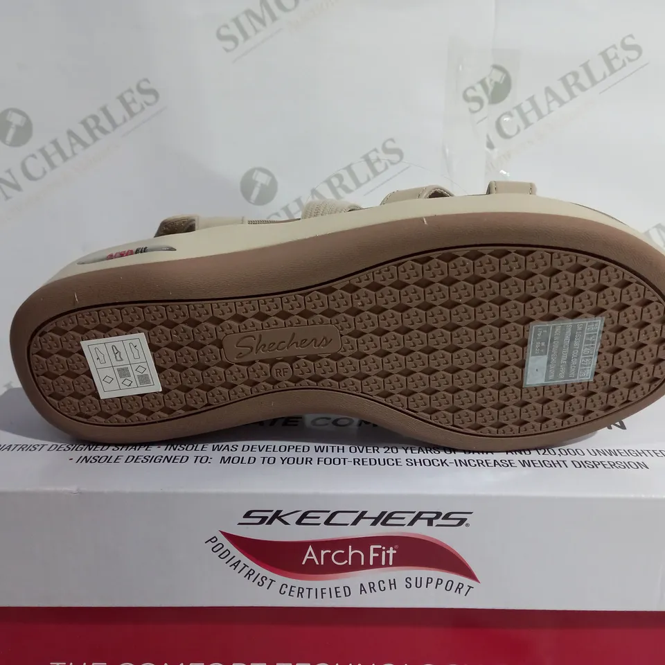 BOXED PAIR OF SKECHERS ARCHFIT HEELED OPEN TOE SANDALS - SIZE 7