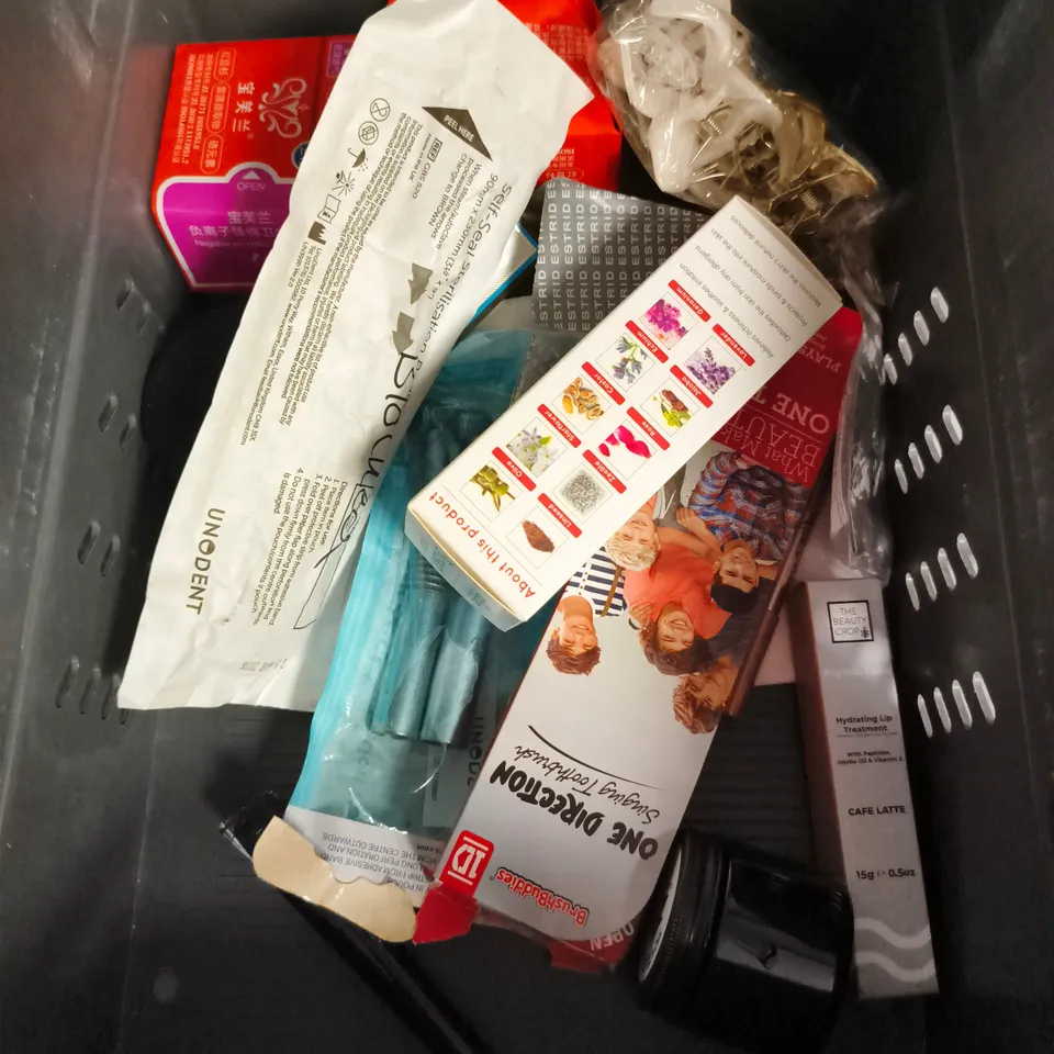 APPROXIMATEY 20 ASSORTED HEALTH AND BEAUTY PRODUCTS TO INCLUDE - GRACE & STELLA ENERGIZING EYE MASKS - LASH EXTENSIONS - DAISE LIP BALM - ETC