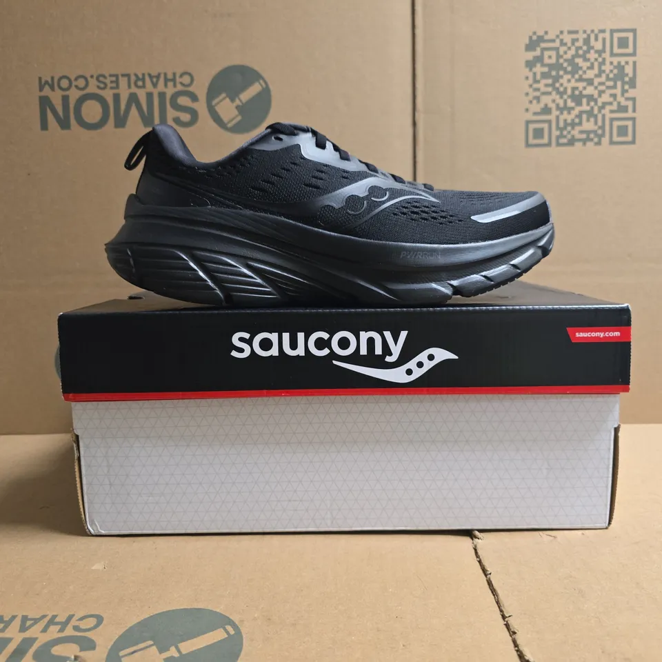 BOXED PAIR OF SAUCONY GUIDE 18 TRAINERS IN TRIPLE BLACK SIZE UK 7