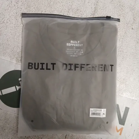 BAGGED BUILT DIFFERENT CREW T-SHIRT IN KHAKI SIZE XL