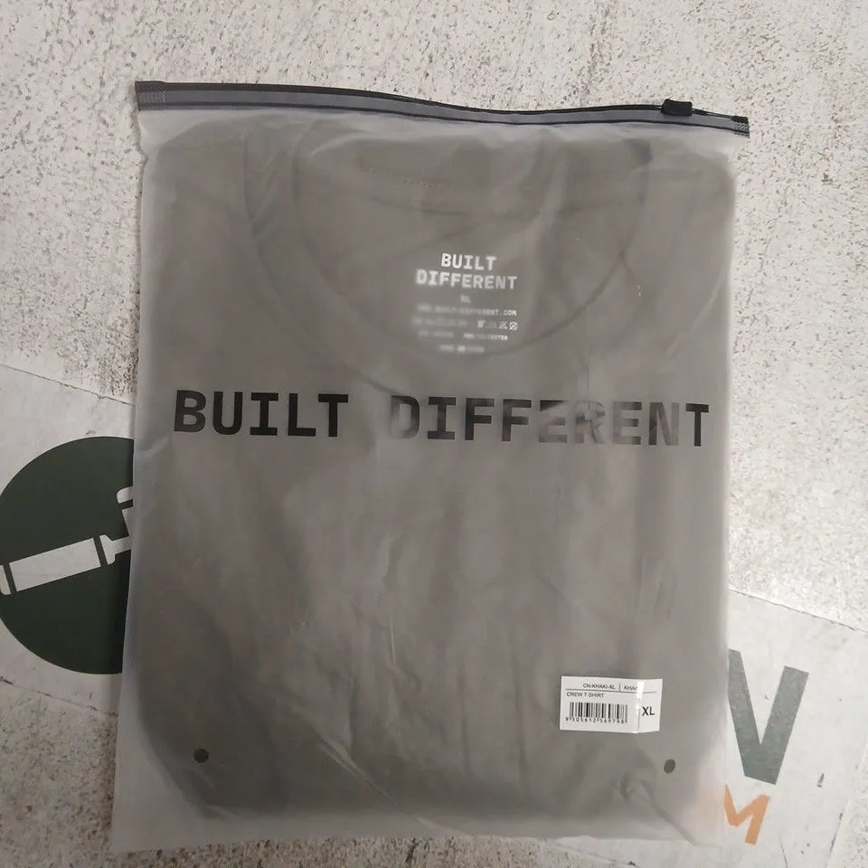 BAGGED BUILT DIFFERENT CREW T-SHIRT IN KHAKI SIZE XL