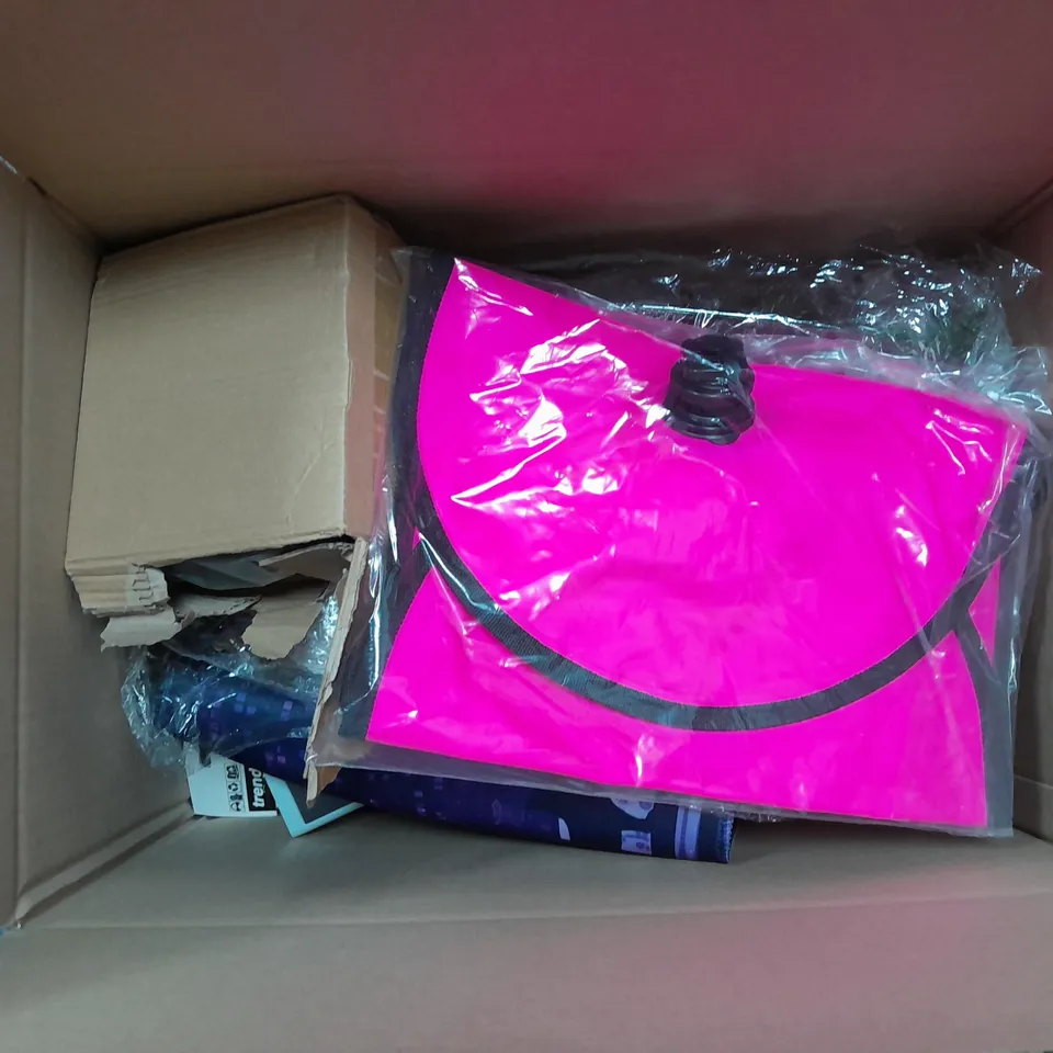 BOXED LOT OF APPROX. 15 HOUSEHOLD ITEMS TO INCLUDE GARDEN STRING, CHRISTMAS DECORATIONS