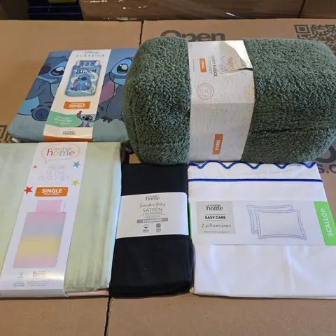 BOX OF APPROXIMATELY 10 ASSORTED BEDDING AND SOFT FURNISHING  ITEMS TO INCLUDE - EASY CARE 2 PILLOW CASES , SATEEN 2 PILLOWCASES , TIE DYE DUVET SET SINGLE ETC