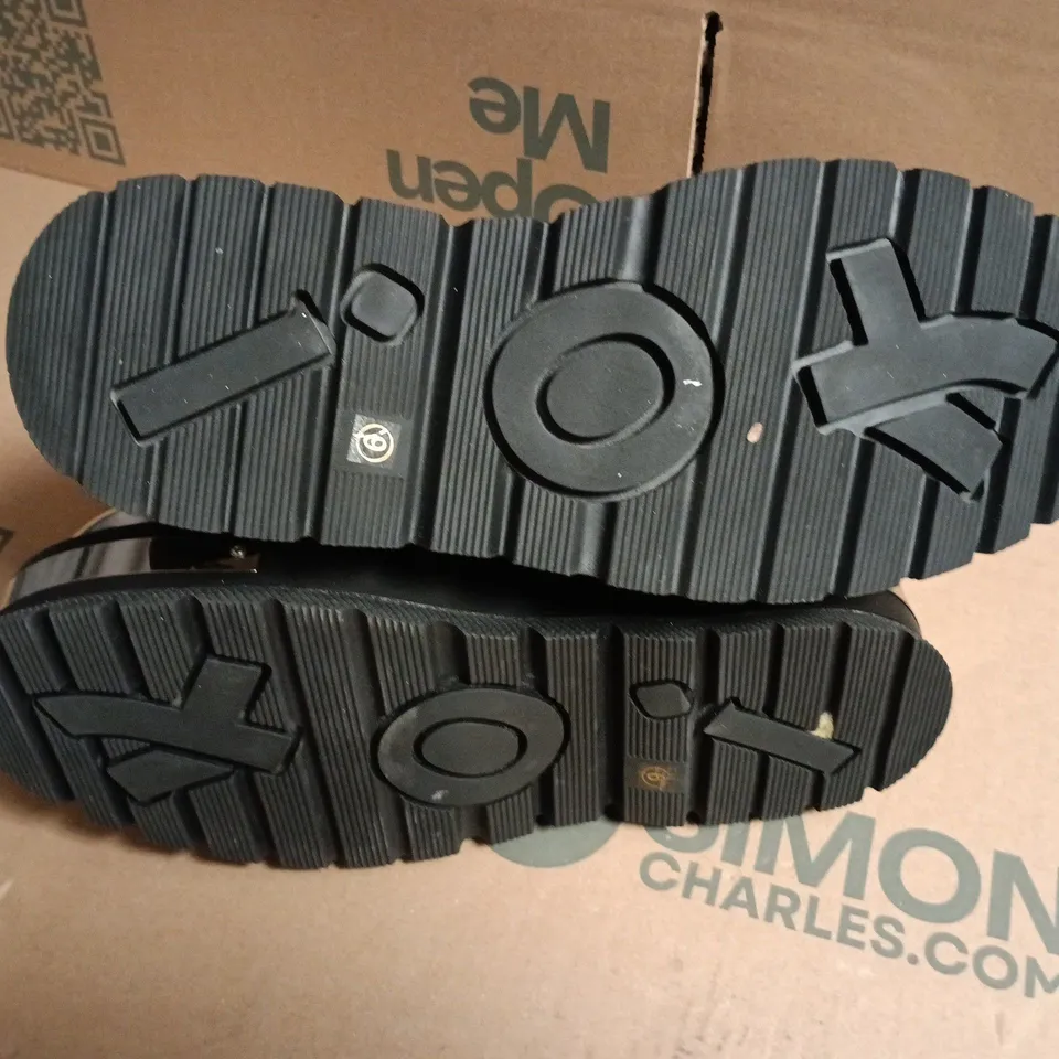 UNBOXED KOI METAL TOES CHAIN DETAIL BOOTS IN BLACK - UK 9