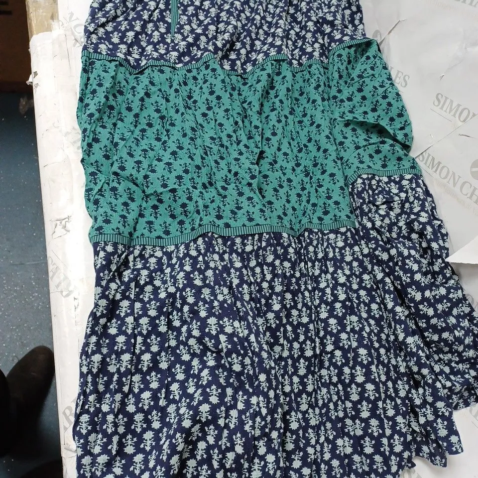 APPROXIMATELY 10 CLOTHING INCLUDING: SKIRTS AND JUMPERS BY WAYNE LAYERS