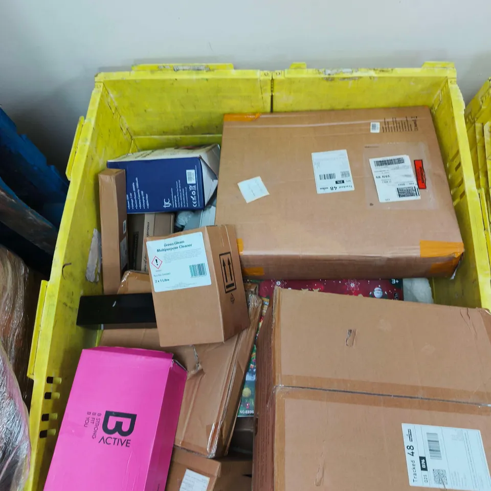 PALLET CONTAINING LARGE NUMBER OF ASSORTED ITEMS TO INCLUDE A VARIETY OF FOOTWEAR AND SHOES
