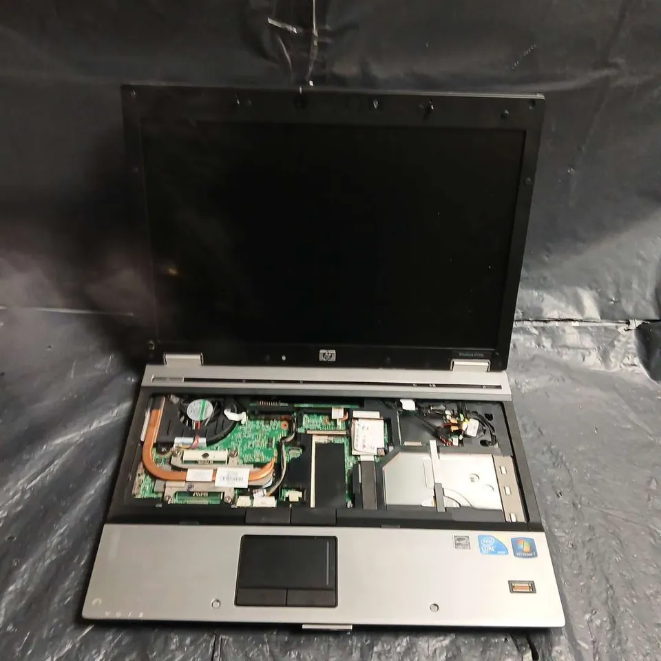HP LAPTOP WITH EXPOSED INTERNALS – SCREEN OPEN - MODEL UNSPECIFIED