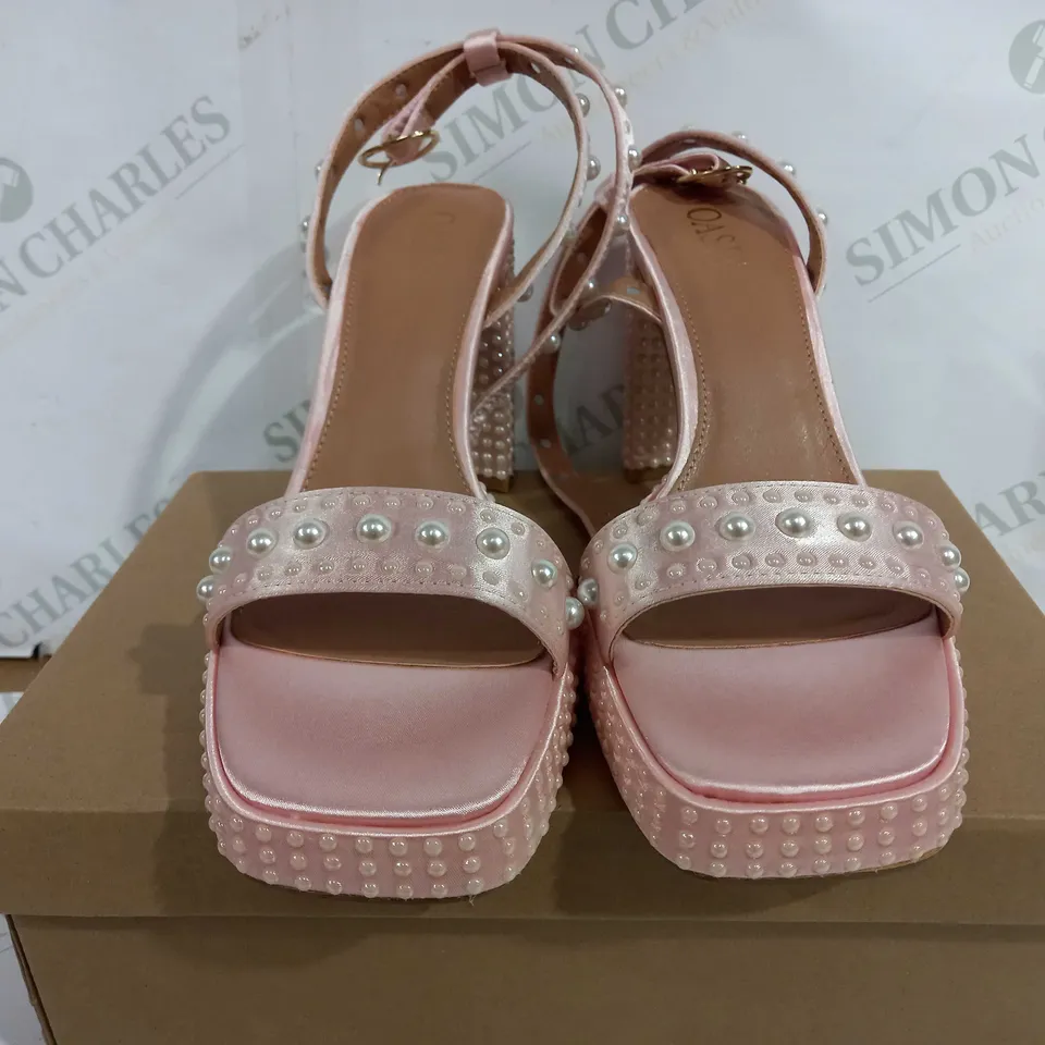 BOXED PAIR OF OASIS PEARL EMBELLISHED CHUNKY HEEL SANDALS IN BLUSHPINK - UK 5