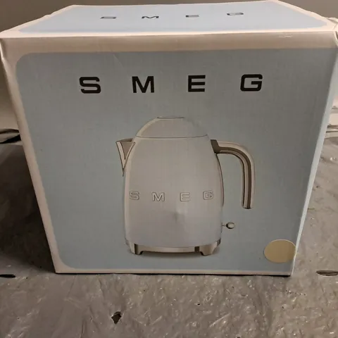 BOXED SMEG KETTLE IN CREAM