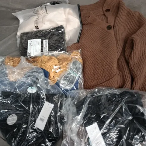 APPROXIMATELY 35 ASSORTED CLOTHING ITEMS IN VARIOUS SIZES, STYLES & COLOURS TO INCLUDE CARDIGAN, BOTTOMS, TOPS, ETC - COLLECTION ONLY