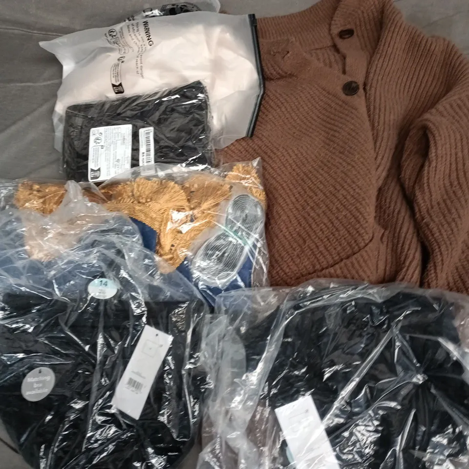 APPROXIMATELY 35 ASSORTED CLOTHING ITEMS IN VARIOUS SIZES, STYLES & COLOURS TO INCLUDE CARDIGAN, BOTTOMS, TOPS, ETC - COLLECTION ONLY