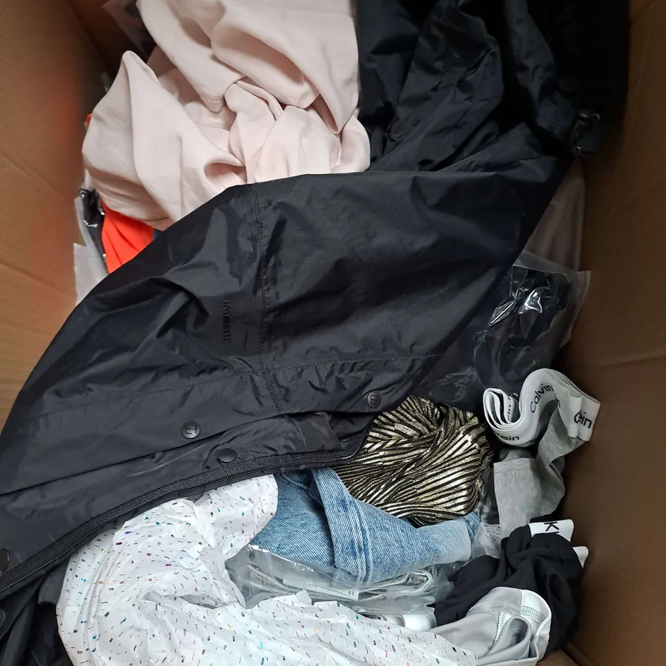 BOX OF APPROXIMATELY 25 ASSORTED CLOTHING ITEMS TO INCLUDE - DRESSES, JEANS, SKIRT ETC
