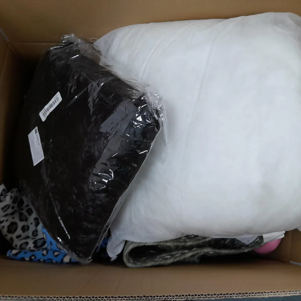 APPROXIMATELY 10 ASSORTED HOUSEHOLD ITEMS TO INCLUDE PILLOWS, RUGS, EMMA BRIDGEWATER ROLLWRAP, ETC