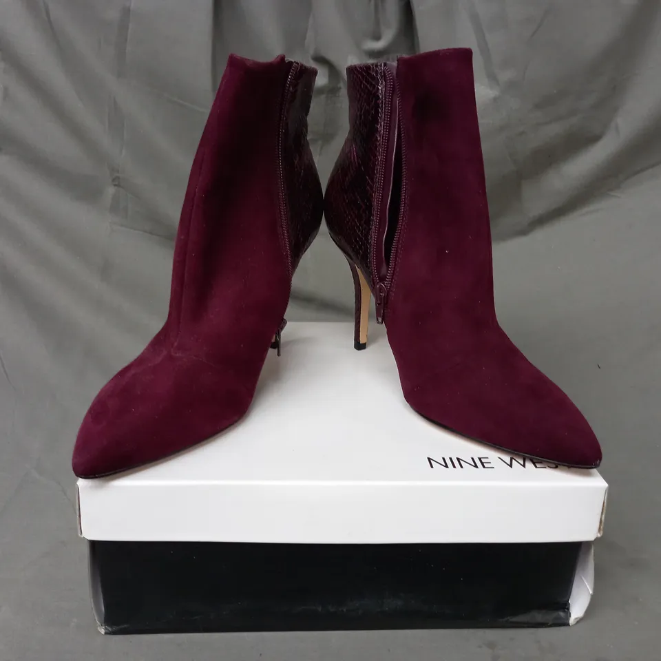 BOXED PAIR OF NINE WEST FLAGSHIP SYNTHETIC ANKLE BOOTS IN WINE SIZE 10