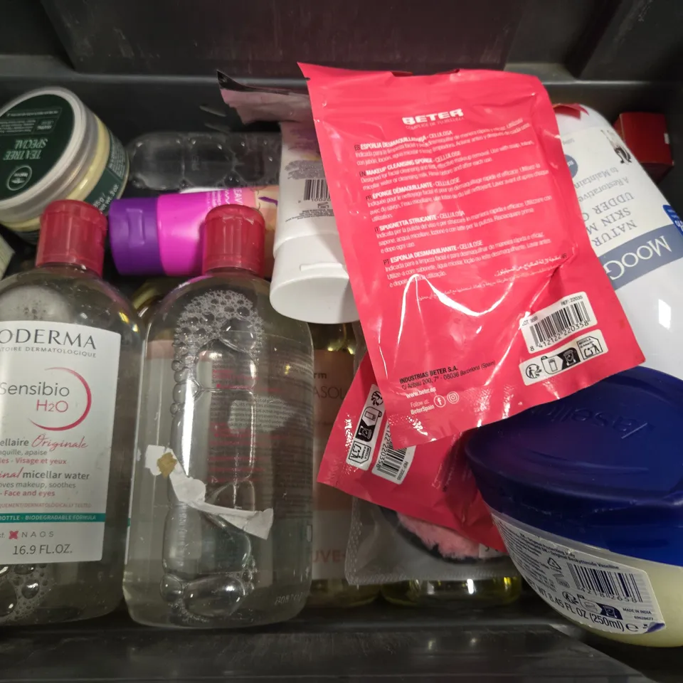 APPROXIMATELY 10 ASSORTED HEALTH & BEAUTY ITEMS TO INCLUDE - LISTERINE MOUTHWASH , DERMALOGICA MIST TONER , CLUEDERM AQUASOLUTION SEBO+ ETC