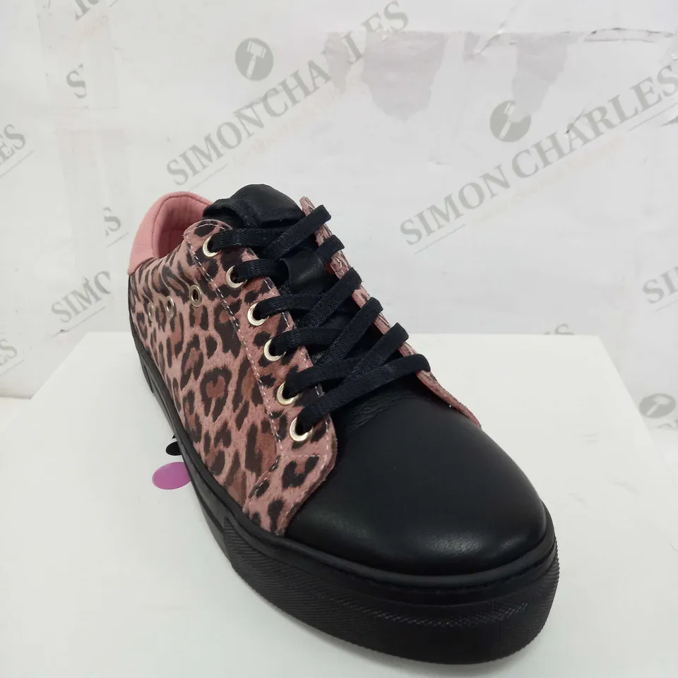 BOXED PAIR OF ADESSO PINK ANIMLA PRINT TRAINERS SIZE 7