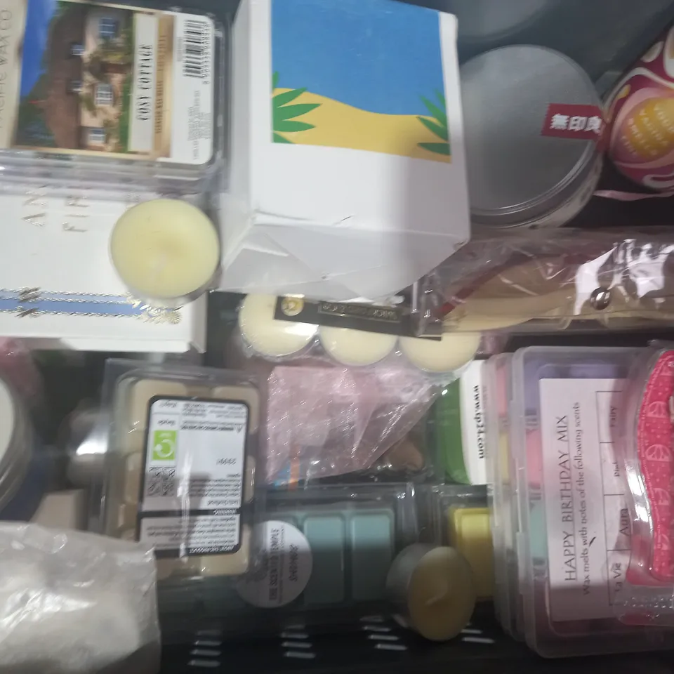 LOT OF APPROXIMATELY 10 ASSORTED HOUSEHOLD ITEMS TO INCLUDE PHILIPS HUE WHITE AND COLOUR AMBIANCE BULB, BENNETT'S FRANKINCENSE VOTIVE GIFT SET, ESTRELA STICKY TOFFEE PUDDING SCENTED CANDLE, ETC