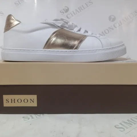 BOXED PAIR OF SHOON LACE UP TRAINERS IN WHITE/METALLIC GOLD SIZE 7
