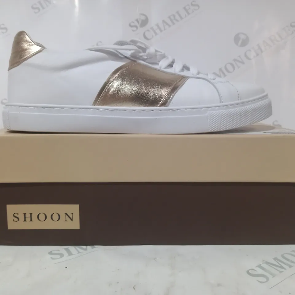 BOXED PAIR OF SHOON LACE UP TRAINERS IN WHITE/METALLIC GOLD SIZE 7