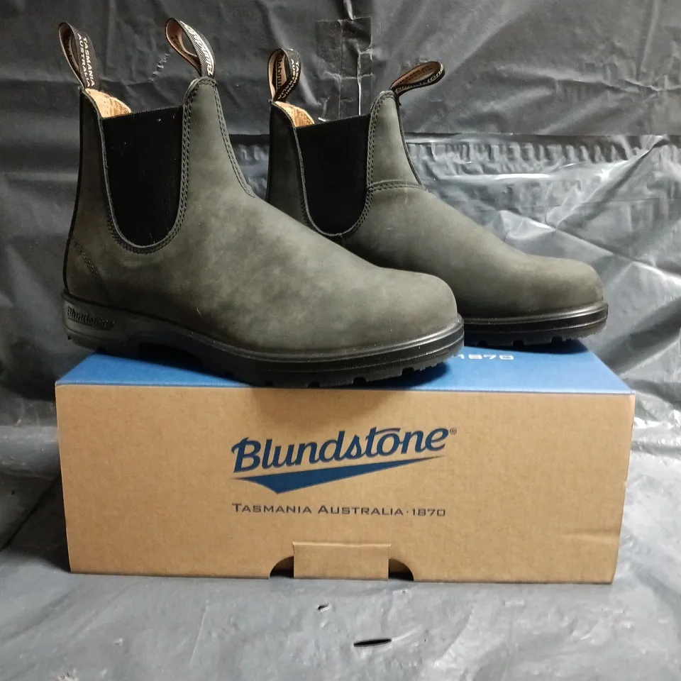 BOXED PAIR OF BLUNDSTONE ELASTIC SIDED ANKLE BOOTS IN DARK GREEN SIZE UK 7.5