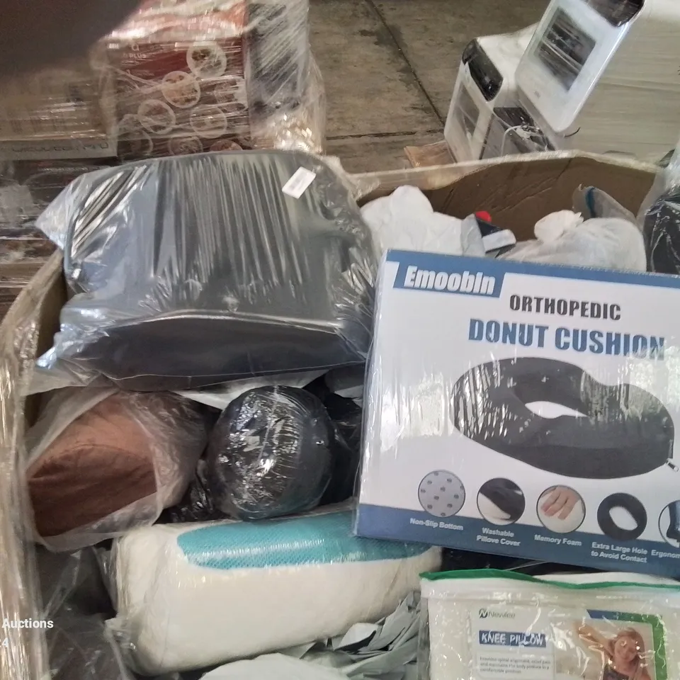 PALLET OF ASSORTED ITEMS TO INCLUDE, MEMORY FOAM PILLOWS/CUSHIONS, KNEE PILLOWS, BOOSTER SEATS ETC.