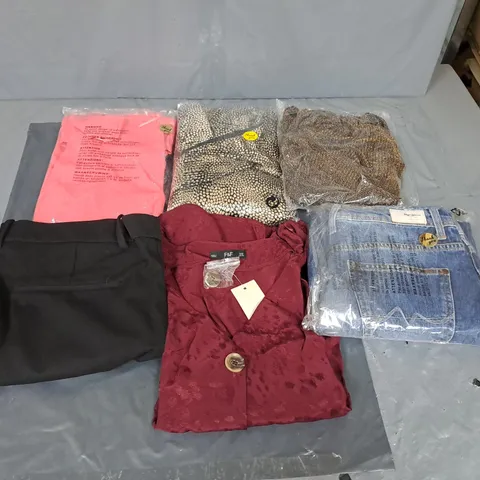 BOX OF APPROXIMATELY 6 ASSORTED CLOTHING AND FASHION ITEMS - VARIOUS COLOURS, SIZES AND STYLES