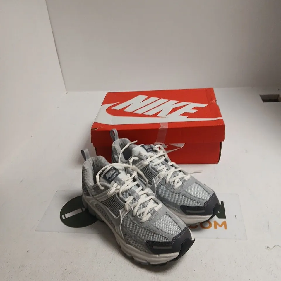 NIKE VOMERO 5 GS TRAINERS – UK 6, GREY/WHITE