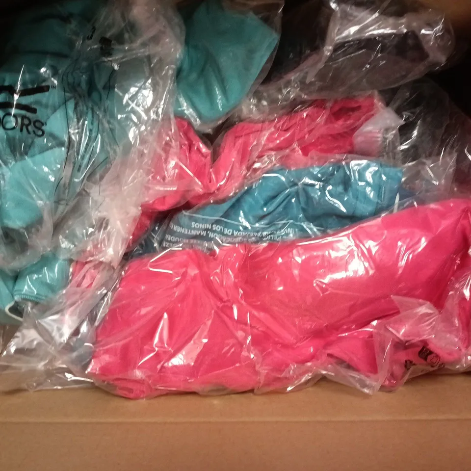 APPROXIMATELY 22 ASSORTED BRAND NEW REGATTA WOMENS CLOTHING ITEMS IN VARIOUS SIZES, STYES & COLOURS TO INCLUDE MAVERICK V POLO, FRAYDA T-SHIRT, REMEX II POLO, ETC