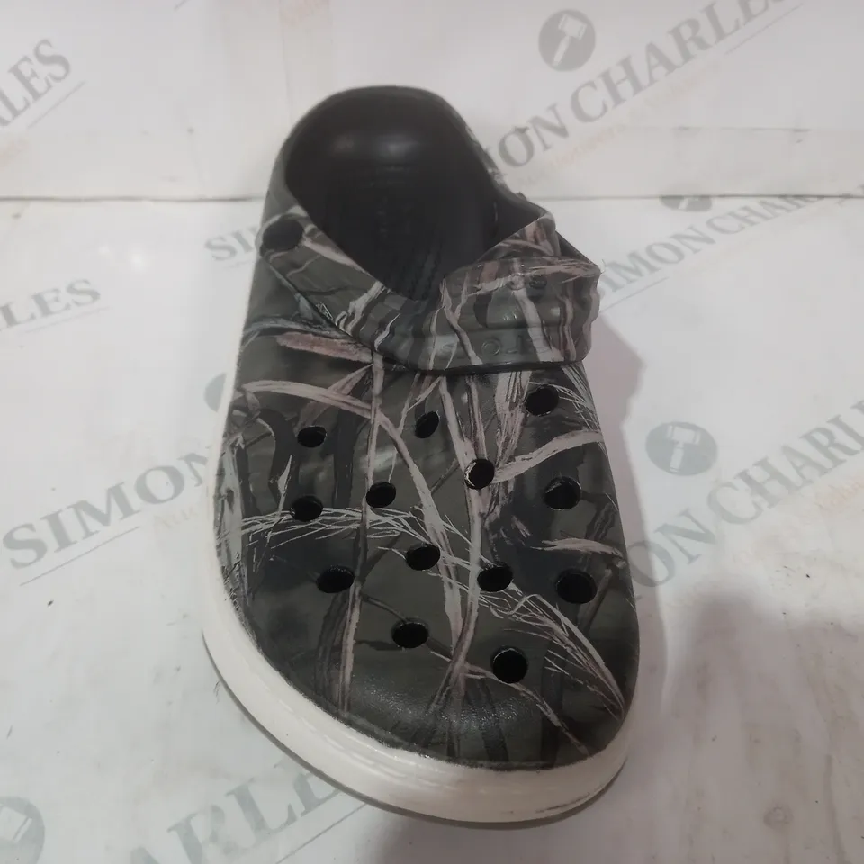 BOXED PAIR OF CROCS CROCBAND FULL FORCE CLOGS UK SIZE M9/W10