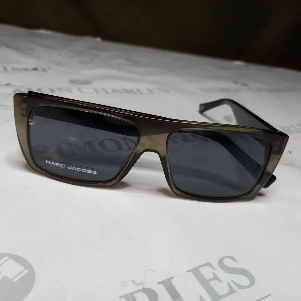 THE MARC JACOBS LIGHT GREY SUNGLASSES 