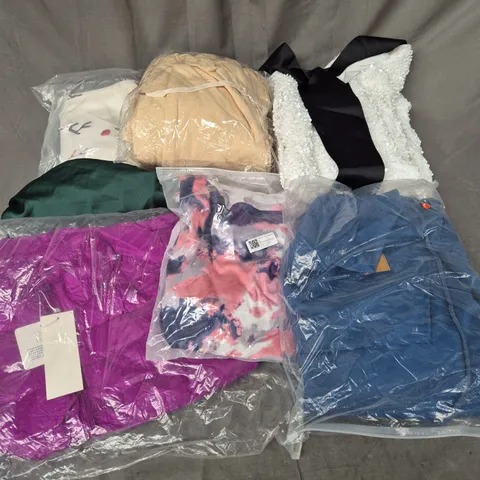 APPROXIMATELY 20 ASSORTED CLOTHING ITEMS IN VARIOUS SIZES TO INCLUDE - DRESSES, LOUNGEWEAR, JACKET, ETC