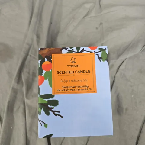 LOT OF APPROXIMATELY 12 ASSORTED ITEMS TO INCLUDE: TTRWIN CANDLE AND SOY WAX CANDLES 