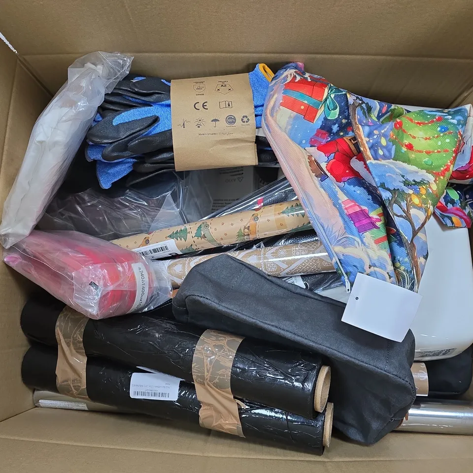 APPROXIMATELY 20 ASSORTED HOUSEHOLD PRODUCTS TO INCLUDE BAMBOO PILLOWCASES, TRIGATA GLOVES, WALLPAPER, ETC - COLLECTION ONLY