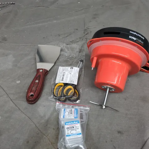 APPROXIMATELY 15 ASSORTED HOUSEHOLD PRODUCTS TO INCLUDE MORPHY RICHARDS SOUP MAKE REPLACEMENT BLADE, FLY HOOKS AND KITCHEN SCISSORS