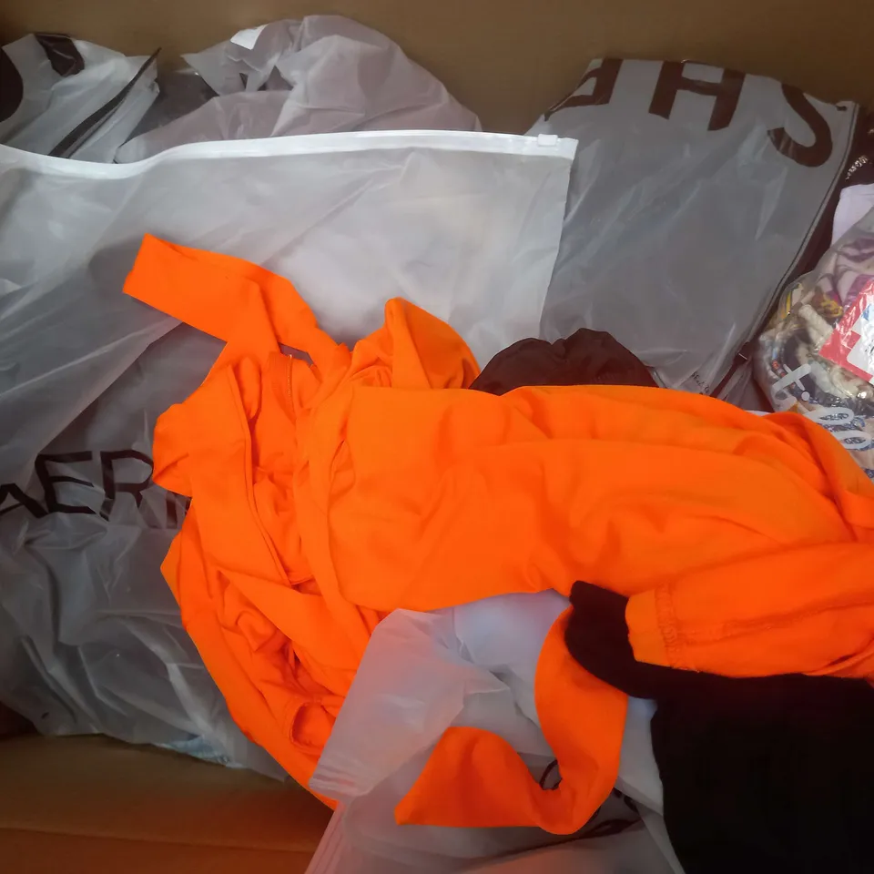 BOX OF APPROXIMATELY 25 ASSORTED CLOTHING ITEMS TO INCLUDE - SOCKS , JUMPER , SKIRT ETC