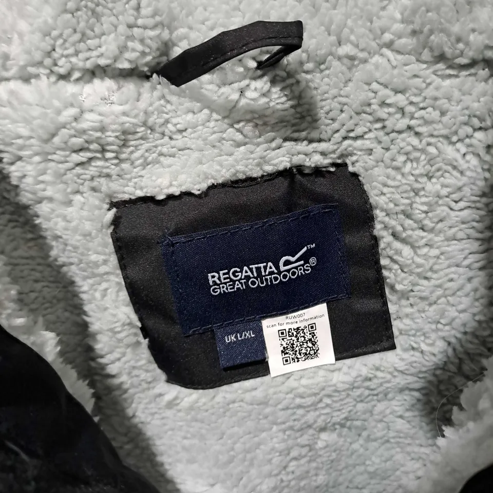 REGATTA ADULT WATERPROOF ROBE IN BLACK - L/XL