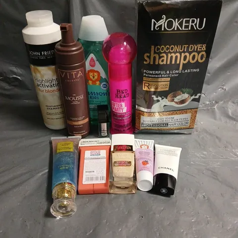 APPROXIMATELY 20 ASSORTED HEALTH & BEAUTY PRODUCTS TO INCLUDE BEDHEAD HAIR SMOOTHING CREAM, CHANEL GLOWING PRIMER, VITA MEDIUM TAN MOUSSE, ETC