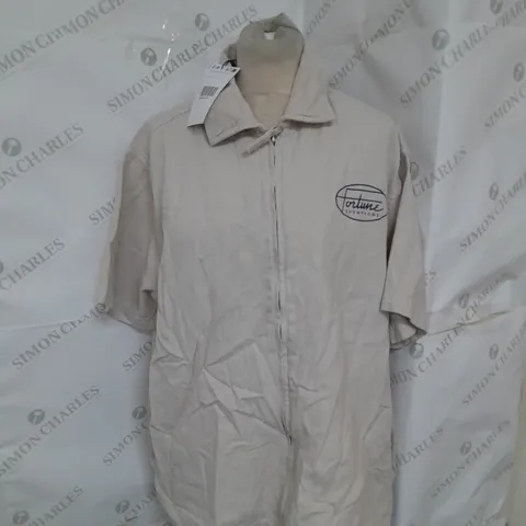 BERSHKA PRINTED ZIP UP SHORT SLEEVE SHIRT IN STONE SIZE M