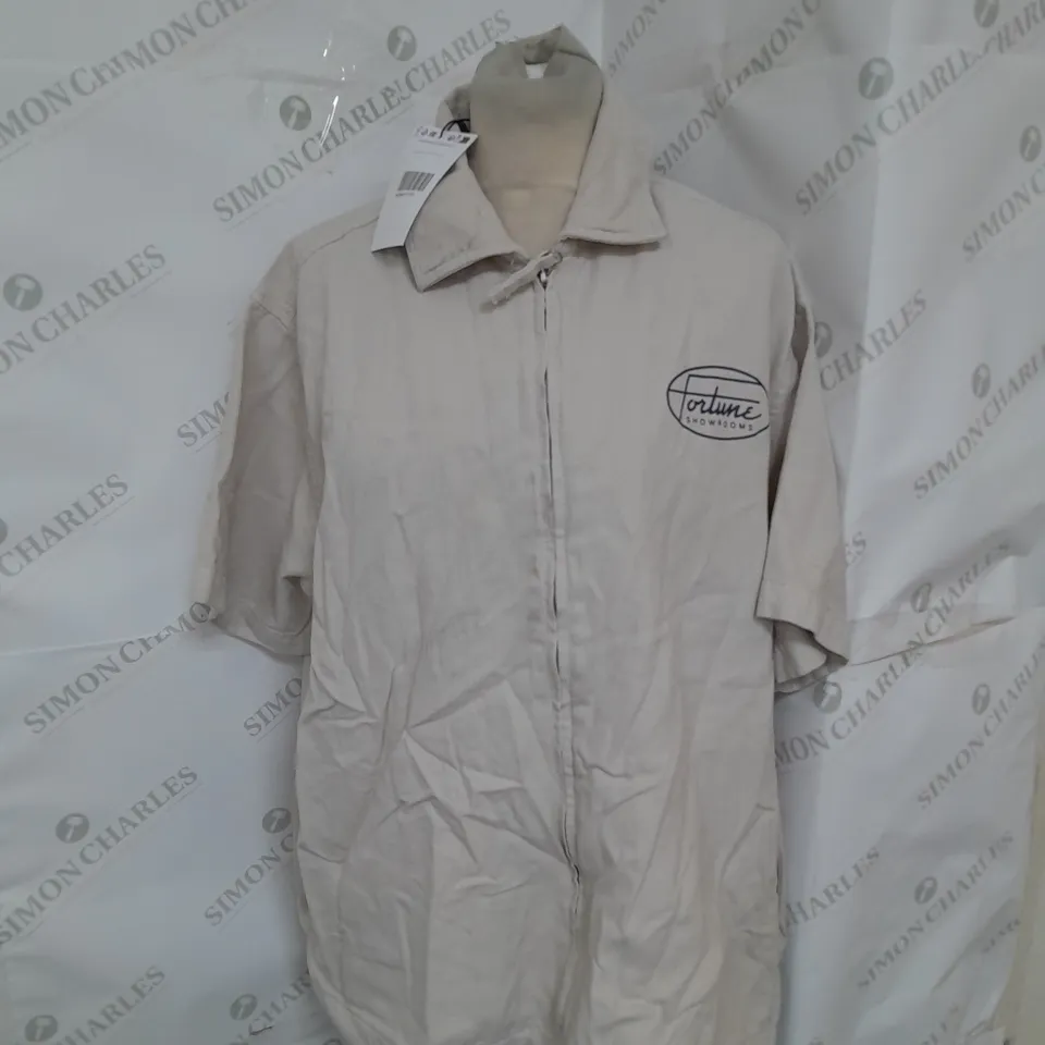 BERSHKA PRINTED ZIP UP SHORT SLEEVE SHIRT IN STONE SIZE M