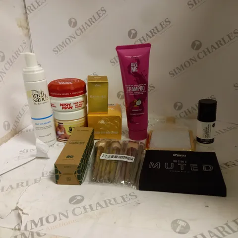 BOX OF ASSORTED COSMETIC ITEMS TO INCLUDE EKIN-SU, MAKEUP BRUSHES AND RAZORS