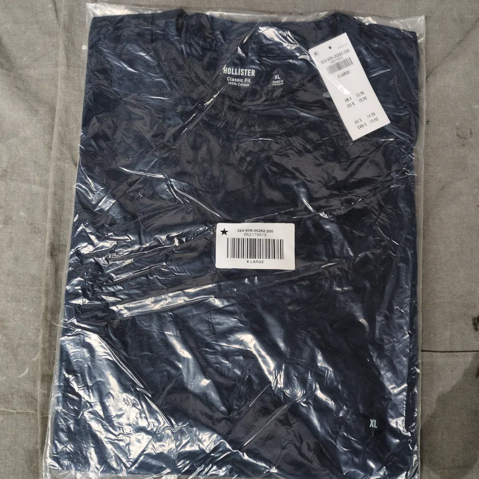 BAGGED HOLLISTER CLASSIC FIT T-SHIRT IN NAVY SIZE XL
