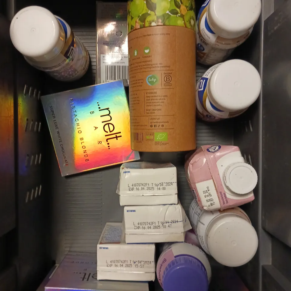 APPROXIMATELY 20 ASSORTED FOOD/DRINK PRODUCTS TO INCLUDE OREO COOKIES, MELT CHOCOLATE BAR, DIETARY DRINKS ETC - COLLECTION ONLY  