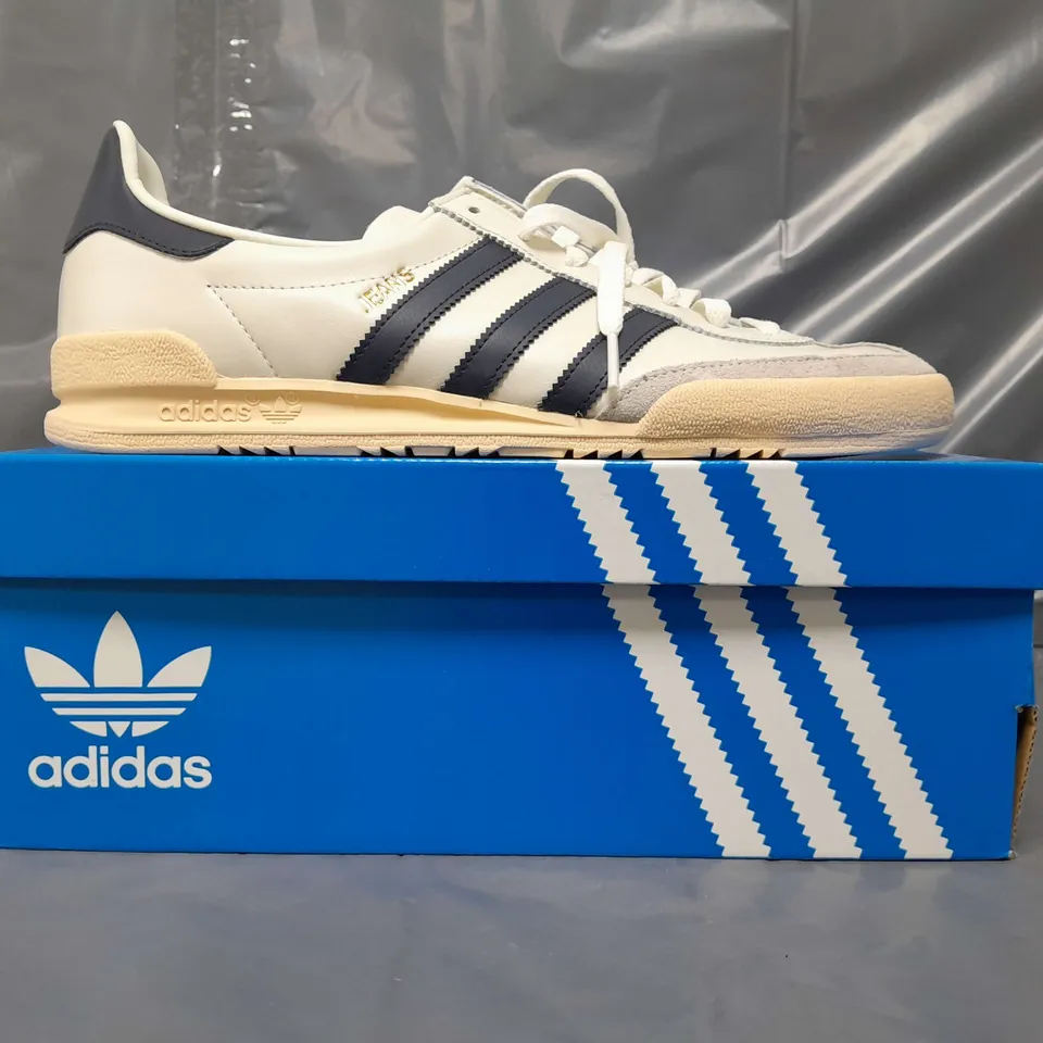 BOXED PAIR OF ADIDAS JEANS SHOES IN OFF WHITE/NAVY UK SIZE 10
