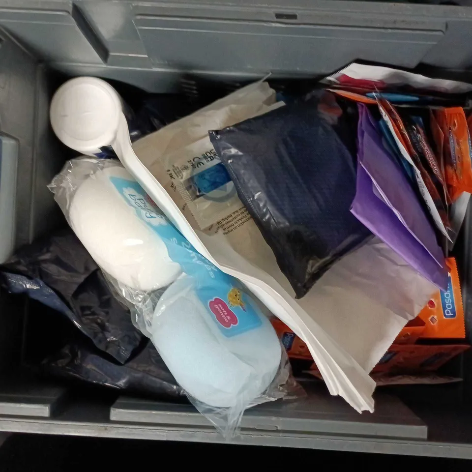 APPROXIMATELY 25 ASSORTED COSMETICS ITEMS TO INCLUDE HALLYBY GIFT BOX, NECK FIRMING SERUM AND BMPRO LIPGLOSS