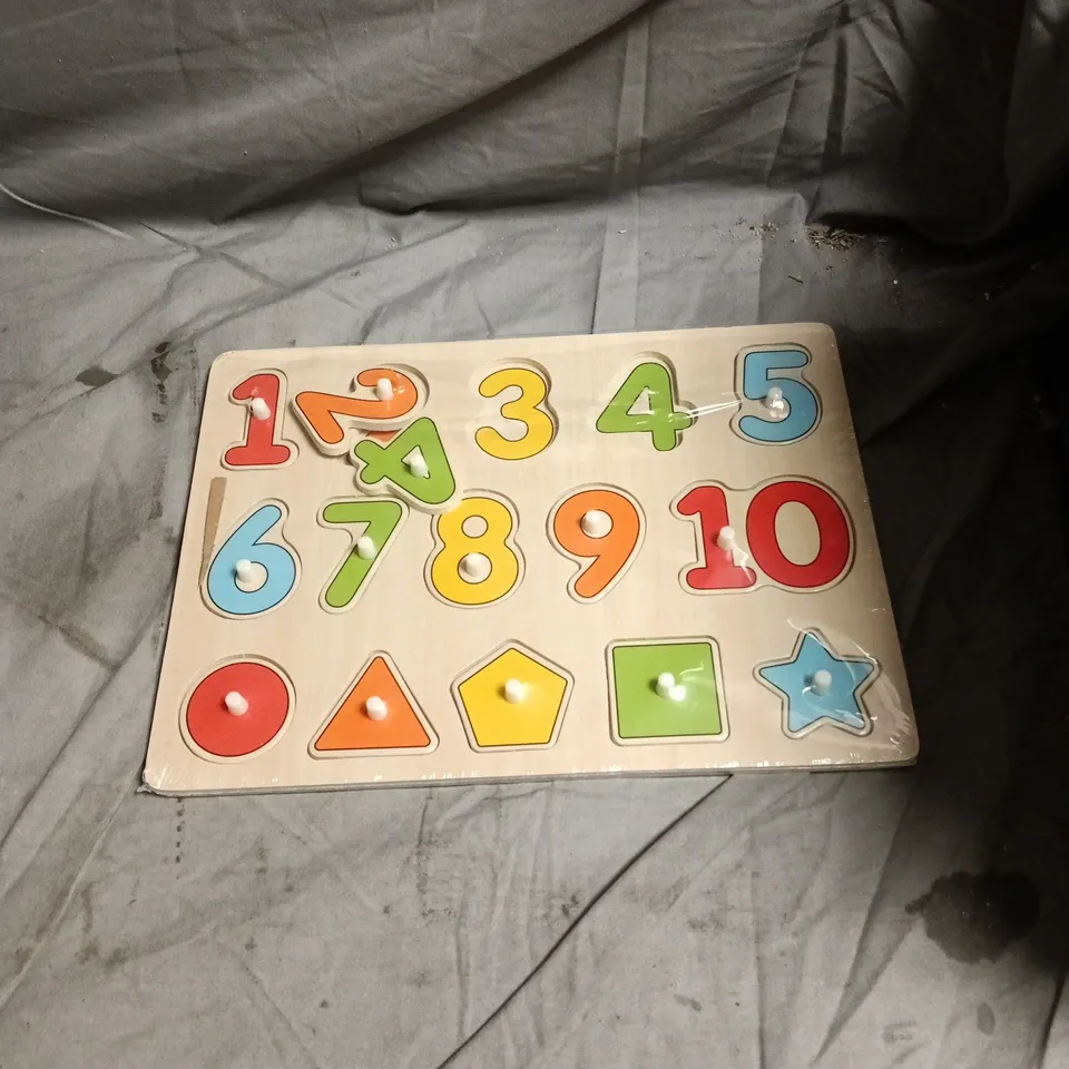 BOX OF APPROXIMATELY 20 ASSORTED TOYS INCLUDING NUMBER PUZZLE , FLYNOVA PRO AND PAINT YOUR PARTNER 