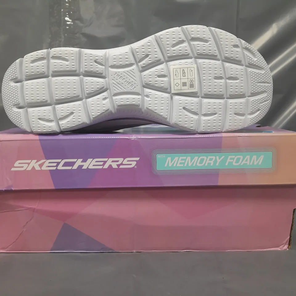 BOXED PAIR OF SKECHERS MEMORY FOAM TRAINERS IN WHITE UK SIZE 6