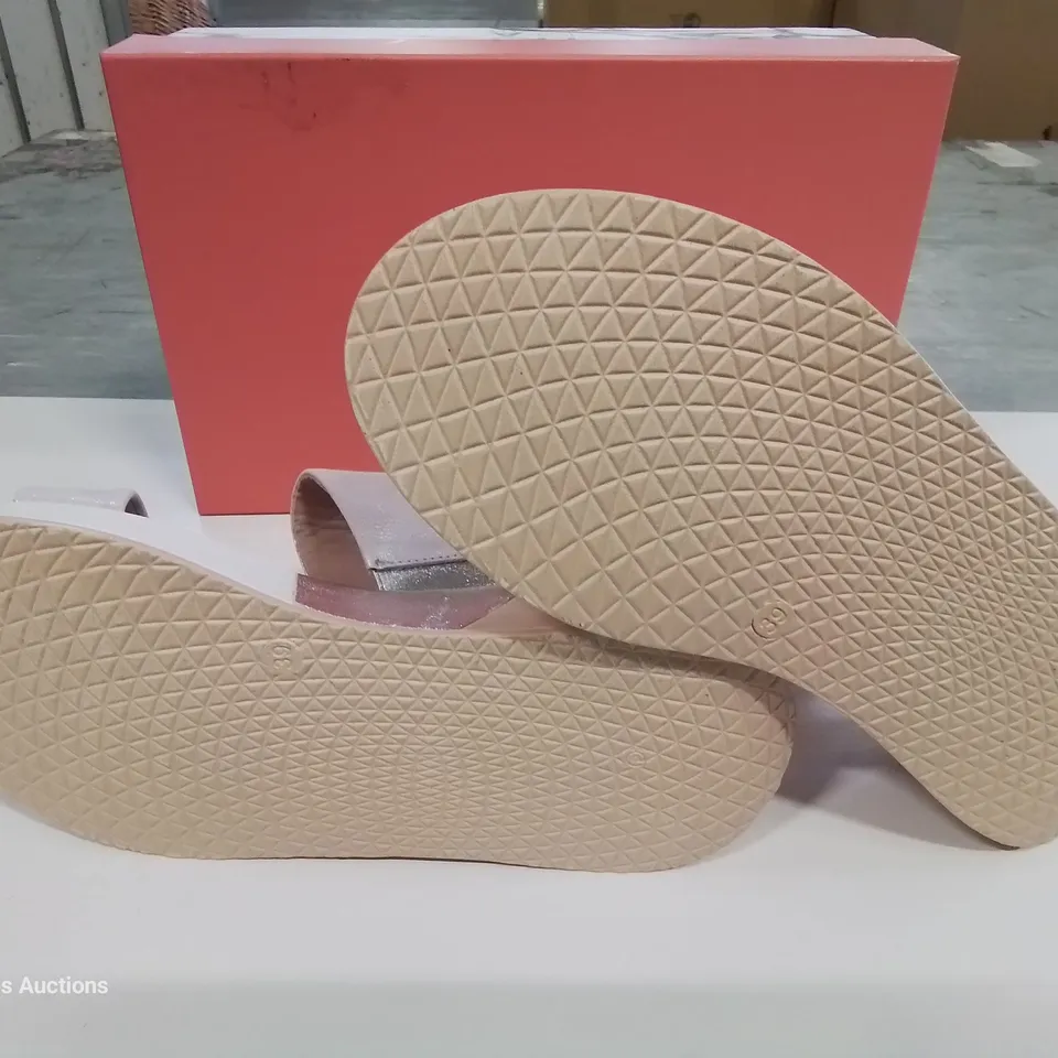 BOXED PAIR OF MODA IN PELLE NUDE LEATHER SANDAL SIZE 39