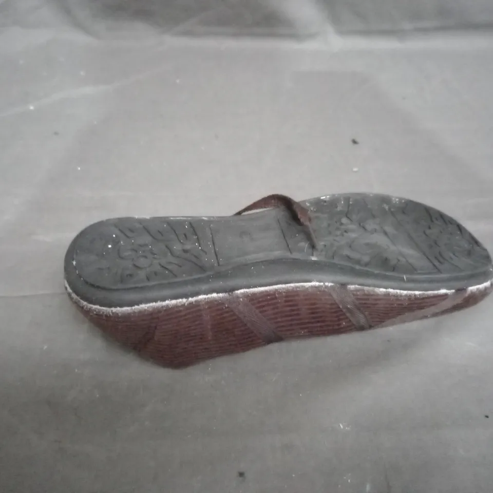 APPROXIMATELY 9 BOXED PAIRS OF LACE UP FLAT SHOES IN VARIOUS SIZES 