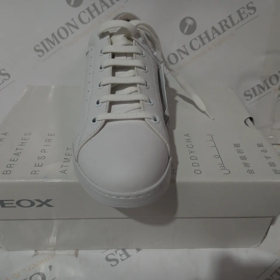 BOXED PAIR OF GEOX RESPIRA SHOES IN WHITE UK SIZE 6